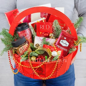 Яркая новогодняя кофейная корзина с конфетами Коркунов, десертами Delioro, кофе PAULIG и кофе Bushido  - №1114