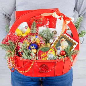 Новогодняя подарочная корзина с конфетами Lindor, шоколадом бушерон, конфетами Ameri, леденцами Cavendish & Harvey и шоколадкой ручной работы - №1120