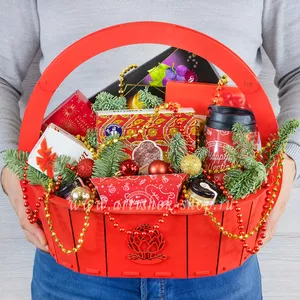 Новогодняя подарочная корзина для девушки с конфетами Комильфо, подарочным чаем Curtis, конфетами Laroshell с вишней и бренди и рахат лукумом - №1125