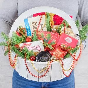 Подарочная конфетная корзина для жены с печеньем Falcone Cookies, конфетами Комильфо, мини-десертами Delioro и крем-мёдом - №1130