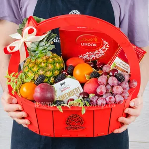 Подарочная корзина с ананасом, конфетами линдор, сыром камамбер и красным виноградом - №1572