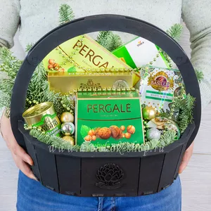 Яркая новогодняя корзина с конфетами пергале, трюфелями, конфетами мерси и чаем Basilur - №1704