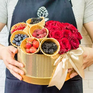 Подарочный набор для женщин с клубникой, малиной, ежевикой и красными розами - №825
