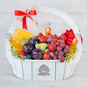 Необычная подарочная корзина с соком, бананами, красным виноградом и свежей клубникой - №389