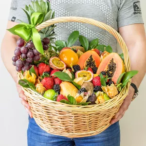 Подарочная корзина для женщин с экзотическими фруктами, ананасом, виноградом и клубникой - №553