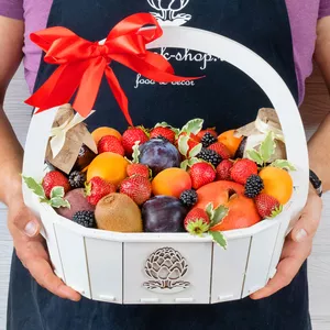 Фруктовая корзина для девушки с гранатовым соком, сливами, киви и свежей клубникой - №632