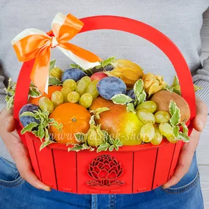 Яркая подарочная корзина для бабушки с мандаринами, грушами, киви и физалисом - №674