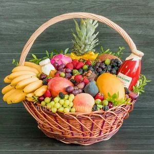 Подарочная корзина с экзотическими фруктами, ананасом, персиками, ягодами и соком - №766