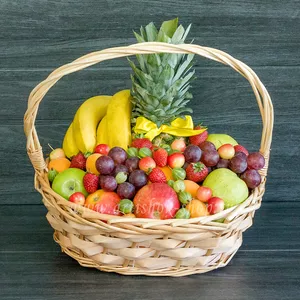 Подарочная корзина с ананасом, яблоками, черешней, абрикосами и ягодами - №776