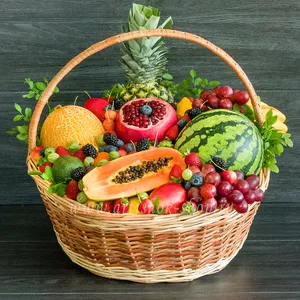 Большая подарочная корзина с экзотическими фруктами, арбузом, дыней, папайей, клубникой и ягодами - №811