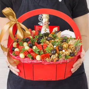 Подарочная корзина с сыром Песто, Camambert, вяленым инжиром, курагой, грецкими орехами и шоколадом Ritter Sport в подарок для женщин - №1158