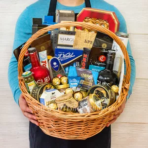 Элитная корзина с конфетами Mirabell Mozart, Happy Barrels, Ferrero Rosher, деликатесным мясом косули, медведя, лося и конины в подарок на день рождения- №1442