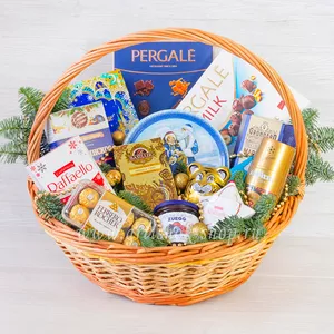 Подарок в корзине с чаем Basilur, кофе LavAzza, итальянским печеньем и сдобным Kastel, конфетами Pergale, вдохновение, Raffaello, Grondard и конфитюром Zuegg - №1493