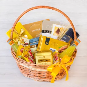 Подарочная корзина для женщин с напитками, кофе Davidoff, чаем Тwinings, конфетами DelaFaille и батончиками Twix top - №1561