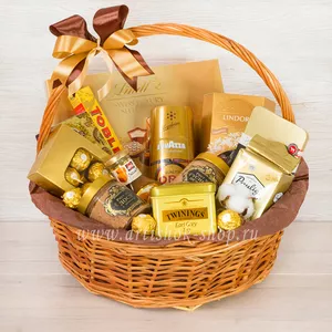 Большая подарочная корзина с конфетами Lindt, Ferrero Roshe, кофе Paulig, LavAzza и карамельным соусом для женщин - №1574