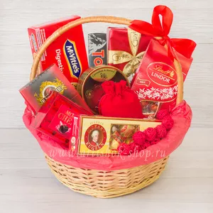 Подарочная корзина с конфетами Lindor, Guylian Trufflina, Mon Cheri, печеньем, чаем Basilur и леденцами для женщин - №1587