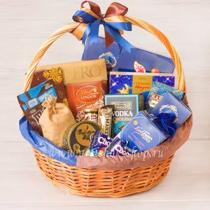 Корзина подарочная для мужчин и женщин с конфетами Fazer, Pergale, Ferrero Roshe, Lindor, Mieszko, чаем Basilur и марципановым батончиком - №1588