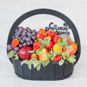 Фруктовая черная корзина с нектаринами, персиками, абрикосами и красным виноградом - №1621