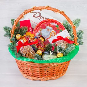 Яркая подарочная корзина с печеньем, шоколадом Merci, чаем Richard, конфетами Dove, Lindor, Ferrero Rocher и орехами на новый год - №1636