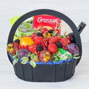 Подарочная винная корзина с ассорти разнообразных сыров и экзотическими фруктами - №1655