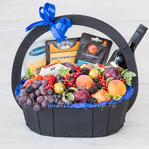 Винная корзина с сырными нарезками, сыром камамбер, фруктами и свежими ягодами - №1656