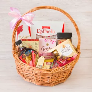 Подарочная корзина с кленовым сиропом, кофе Bushido, конфетами Raffaello, Geisha, Ferrero Rocher, шоколадом Бабаевский и медом для женщин - №1707