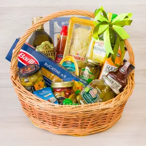 Подарочная корзина с оливковым маслом Filippo Berio, Monini, соусом Песто, оливками, соусом к мясу Made for Meat, сыром Schonfeld, косичка и перцем халапеньо - №1708