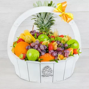 Подарочная белая корзина с ананасом, зелёными яблоками, виноградом и бананами - №1792