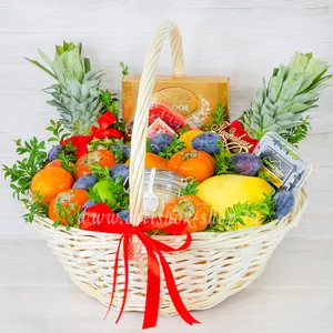 Подарочная корзина с ананасом, хурмой, яблоками, лимонами, лаймом, манго, ягодами смородины, голубики, конфетами Lindor и медом -№1935