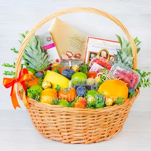 Подарочная корзина для женщин с ананасом, хурмой, манго, апельсинами, лаймом, яблоками, ягодами смородины, голубики, малины, конфетами Lindt, Mozart Spezialitaten и медом -№1936