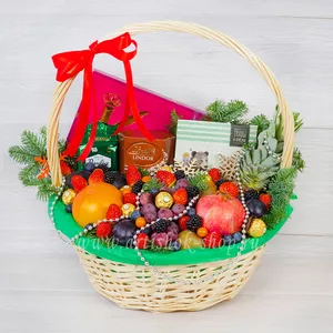 Фруктовая корзина для женщин в подарок на новый год с яблоками, сливами, гранатом, ананасом и ягодами клубники, голубики ежевики и физалиса - №1949