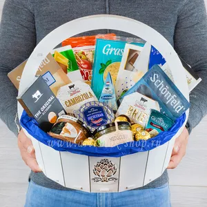  Сырная подарочная корзина для женщины с сырными нарезками, шоколадом бушерон, мерси, линд и красной икрой - №1807